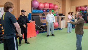 Секреты фланкировки клинком: юных мурманчан научили обращаться с казачьей шашкой