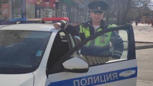 Отдали «запаску» и довезли пассажирку до дома: в Североморске сотрудники ДПС помогли водителю, пробившему колеса