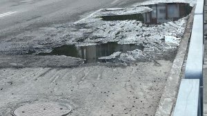 Вся в ямах и лужах: ремонт дороги на Пономарёва в Мурманске потребуют от подрядчика через суд