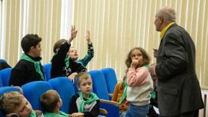 Живые легенды: ветераны спорта пришли в гости к мурманским школьникам