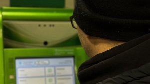 Приехавший в Кандалакшу житель Саратова устроил матерный погром в банке и сломал дверь