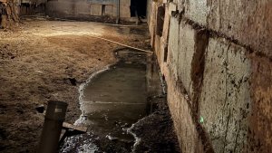 В квартирах едкий запах: в Коле подвал дома топит сточными водами