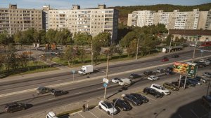 В Мурманске водитель на «Лексусе» каждое утро окатывает из луж людей на остановке на улице Беринга