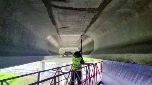 Пескоструй и восстановление вручную: дорожники обновляют эстакаду у Кольского моста