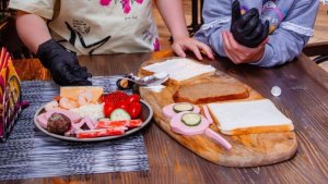 С икрой, помидорами и креветками: в Никеле школьники соревновались в приготовлении арктических бутербродов