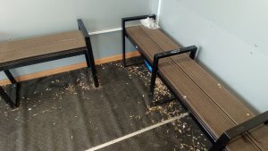 «Неуважение к другим и к себе»: жители Печенги возмущены погромом и кустарным ремонтом в новой остановке