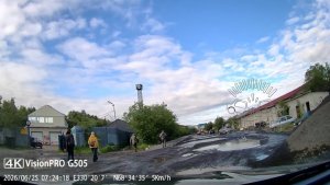 «Невозможно проехать, не счистив дном барханы»: мурманчане требуют пустить грейдер на разбитую дорогу на Траловой