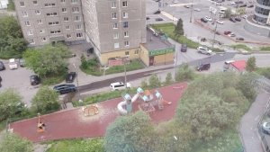 «Вода идет откуда-то регулярно»: на Карла Маркса в Мурманске несколько лет течет коммунальный ручей