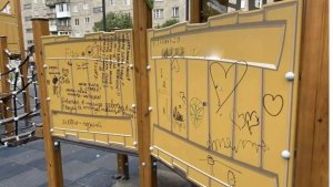 «Череда вандальных действий продолжается»: в Североморске разрисовали новую детскую площадку