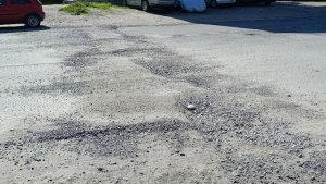 «Новый асфальт так и не уложили»: жители Сафонова пожаловались на состояние проезда после коммунальных работ