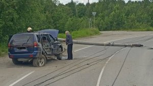 В Апатитах внедорожник протаранил столб — опора легла поперек дороги