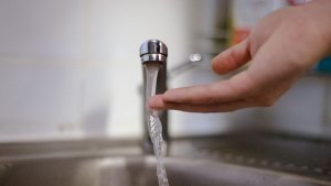 Некачественная вода и грязные руки: жителям Заполярья напомнили о риске заражения энтеровирусной инфекцией