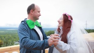 «Лес вас поженил!»: в арт-парке Кировска 20 пар сыграли шуточные свадьбы