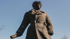 «Пляски на костях»: в Кандалакше сквер у памятника Герою превратили в питейную зону