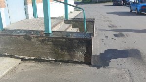 В Мончегорске неизвестные залили крыльцо пятиэтажки токсичным маслом