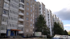 Отходы летят на пол: в Оленегорске жители бьют тревогу из-за отсутствия бака в мусорокамере