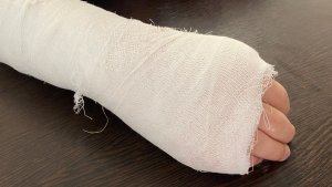 Перелом на детской площадке: прокуратура Кандалакши через суд требует компенсацию для травмированного ребенка