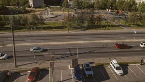 В Мурманске на Полярных Зорях рушится подпорная стена парковки