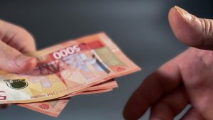 В Мончегорске уголовник расплатился в магазине фальшивкой, а сдачу забрал настоящими деньгами