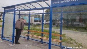 Изо всех щелей льет и дует: остановка на Миронова возмутила мурманчан проемами без стекол
