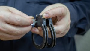 В Оленегорске перед судом предстанет подросток — он пытался передать наркотики родственнику в тюрьму