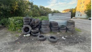 Просто сдвинули: мурманчане требуют убрать гору покрышек от дома на Свердлова