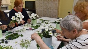 Мурманчан серебряного возраста научили собирать нежные букеты ко Дню семьи