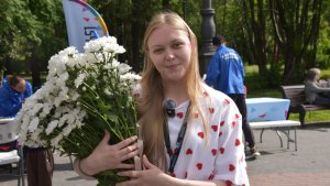 Ромашки, аквагрим и викторина: в Мурманске отметили День семьи, любви и верности