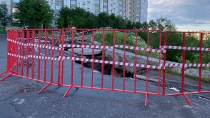 В Североморске ливень подмыл склон и пробил огромную дыру в асфальте
