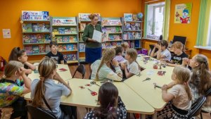 Куклы-обереги без иголок и секреты воспитания: юных мурманчан познакомили со славянскими традициями