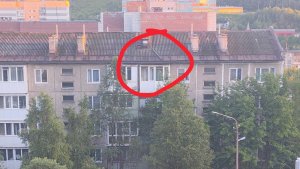 «С каждым разом всё ниже»: с крыши дома на Ломоносова в Мурманске сползает массивная доска