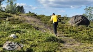 «Курьер года» в Мурманске: доставщик с коробом пошел пешком через болота и сопки в +30°
