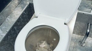 «Зайти можно только в противогазе»: в Мончегорске новые общественные туалеты разгромили в первые дни работы