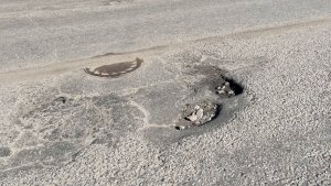 «Снимите хотя бы асфальт!»: в Мурманске водители возмущены сорванными сроками ремонта дороги на Радищева