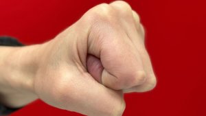 Житель Мурманска избил сожительницу из-за позднего звонка с неизвестного номера