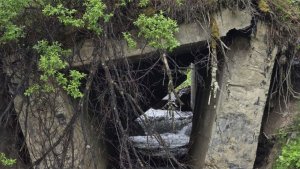 Туристы бьют тревогу: мост через ручей Корабельный покосился