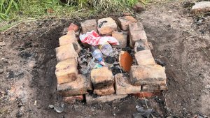 «Давайте ценить детский труд!»: в Кандалакше горы мусора после шашлыков на побережье убирают подростки