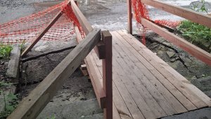 В Апатитах при ремонте крыши во дворе под тяжестью спецтехники провалился асфальт