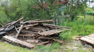 В Ловозере дачникам возле огорода цинично выгрузили гору гнилых досок