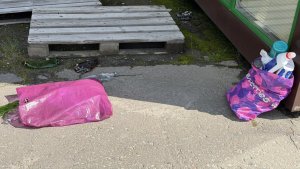 В Мурманске закрытый пункт приема вторсырья завалили горами бутылок и картона