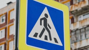 Асфальтовый парадокс в Мурманске: на Ломоносова дорожники испортили свежую «зебру» ради ямочного ремонта