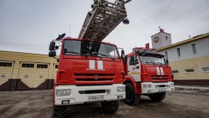Огонь перекинулся на один из боксов: в Мурманске произошёл пожар в гаражном кооперативе