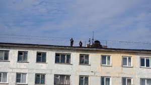 В Никеле школьники устроили опасные игры на крыше пятиэтажки