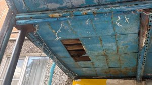 «Падают железные листы»: в Мурманске на Буркова разваливаются аварийные козырьки подъездов