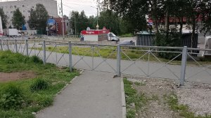 «Люди на работу идут, а тут тупик!»: в Апатитах путь к остановке заблокировал новый забор