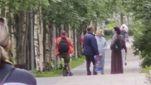 В Апатитах электросамокатчик наехал на женщину с коляской
