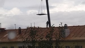 «Отчаянные ребята»: на крыше дома в Мончегорске засняли рабочих без страховки