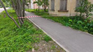 В Африканде обрушилась крыша дома: шифер рухнул на тротуар