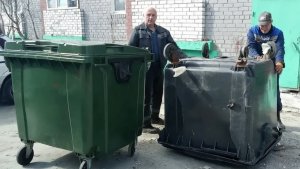 В Заполярье меняют сожженные мусорные баки на новые евроконтейнеры