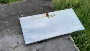 В Снежногорске жильцы дома вслед за прочим мусором выкинули из окна дверь